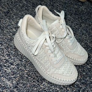 Universal thread weaved tennis shoes